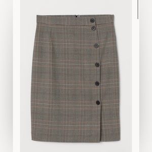 H&M Knee-length skirt in patterned weave with decorative buttons.  size 4